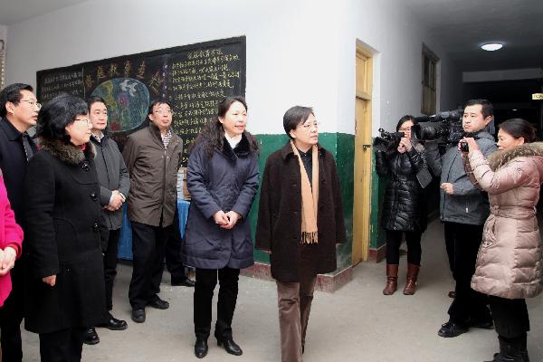 鲁昕副部长在省教育厅刘教民厅长的陪同下来到我院农村妇女中专班正定诸福屯教学点调研
